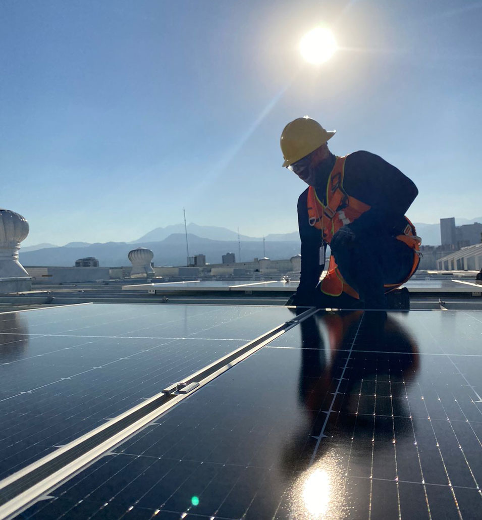 Instalación de paneles solares en techo residencial para generación de energía limpia