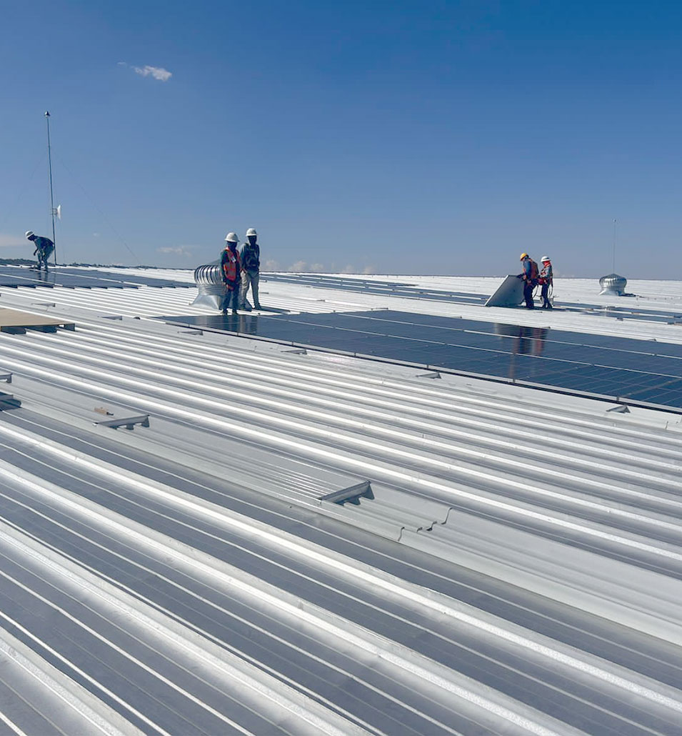 Instalación de paneles solares sobre estructura metálica con cielo despejado