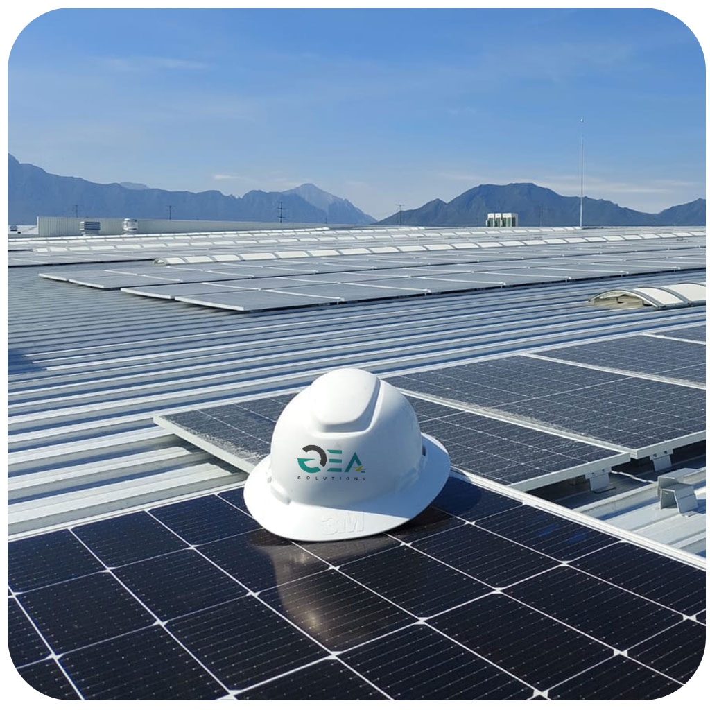Paneles solares funcionando durante el día como fuente de energía sustentable