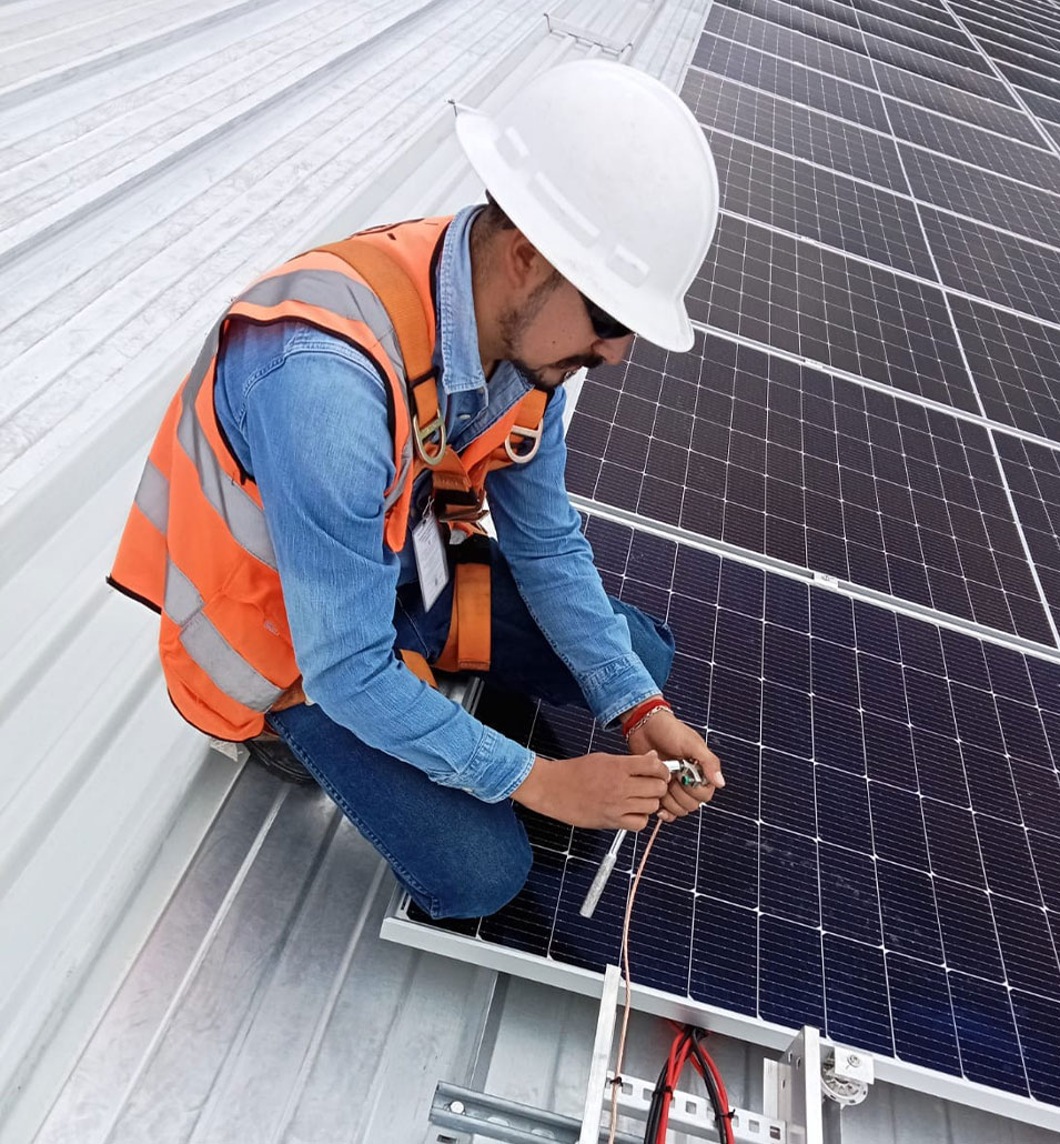 Sistema solar instalado en empresa industrial para ahorro energético sustentable